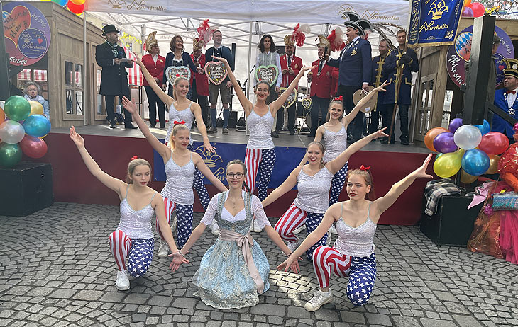Auftritt Kindergarde mit Jugendprinzessin am 11.11.2022 auf dem Viktualienmarkt (©Foto: Martin Schmitz)
